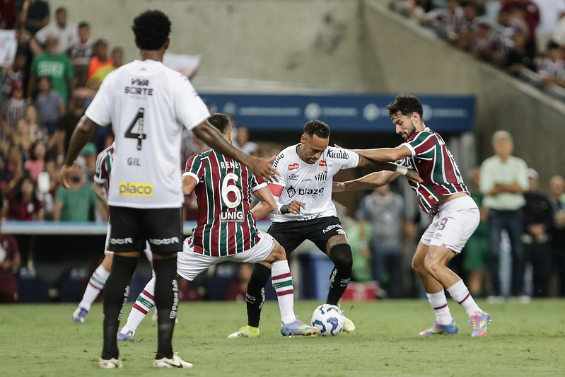 Com Neymar, Santos toma gol no fim, perde do Fluminense pelo Brasileiro ...