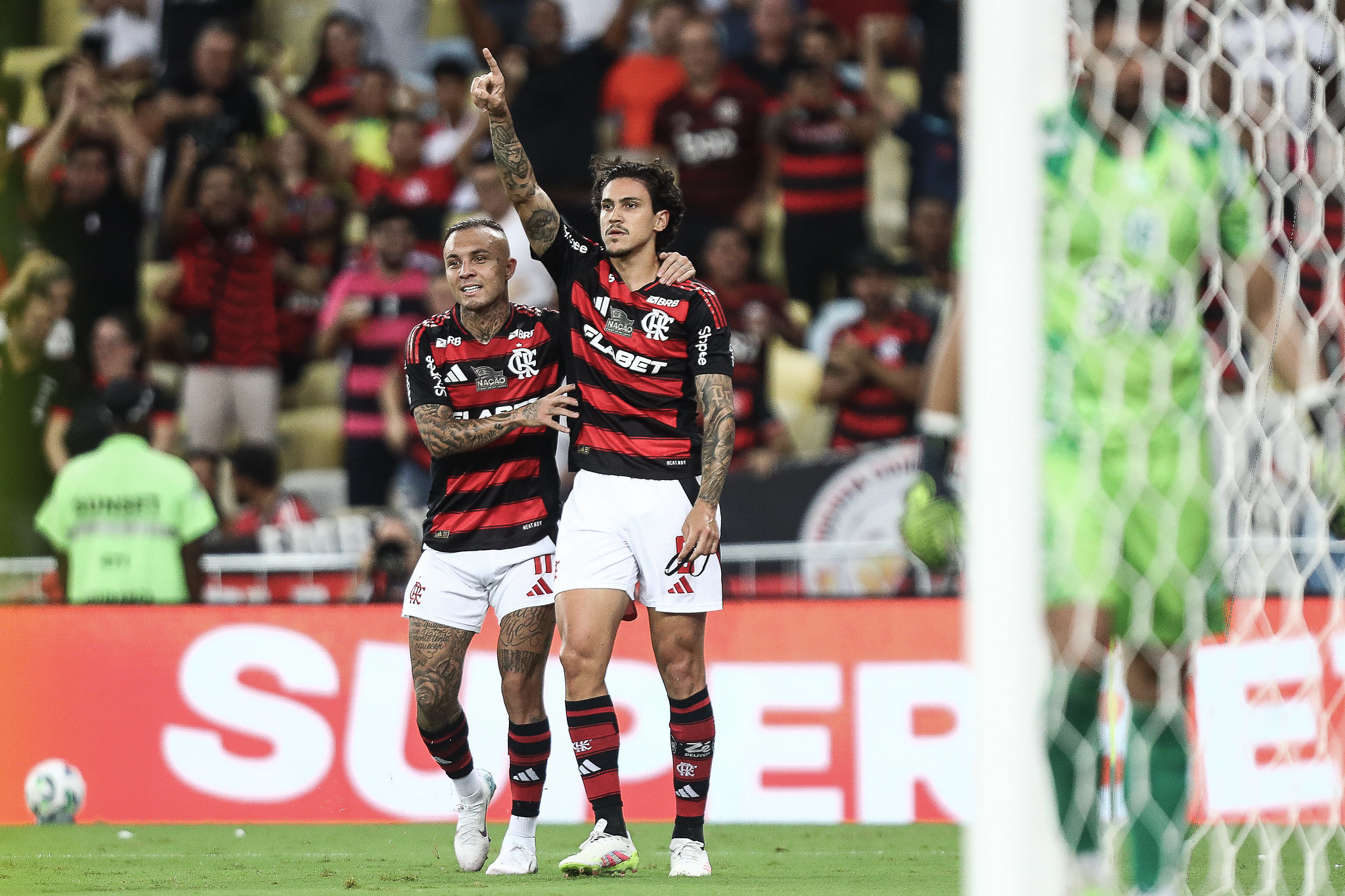 Flamengo domina Juventude com dois gols de Pedro e lidera Brasileirão.