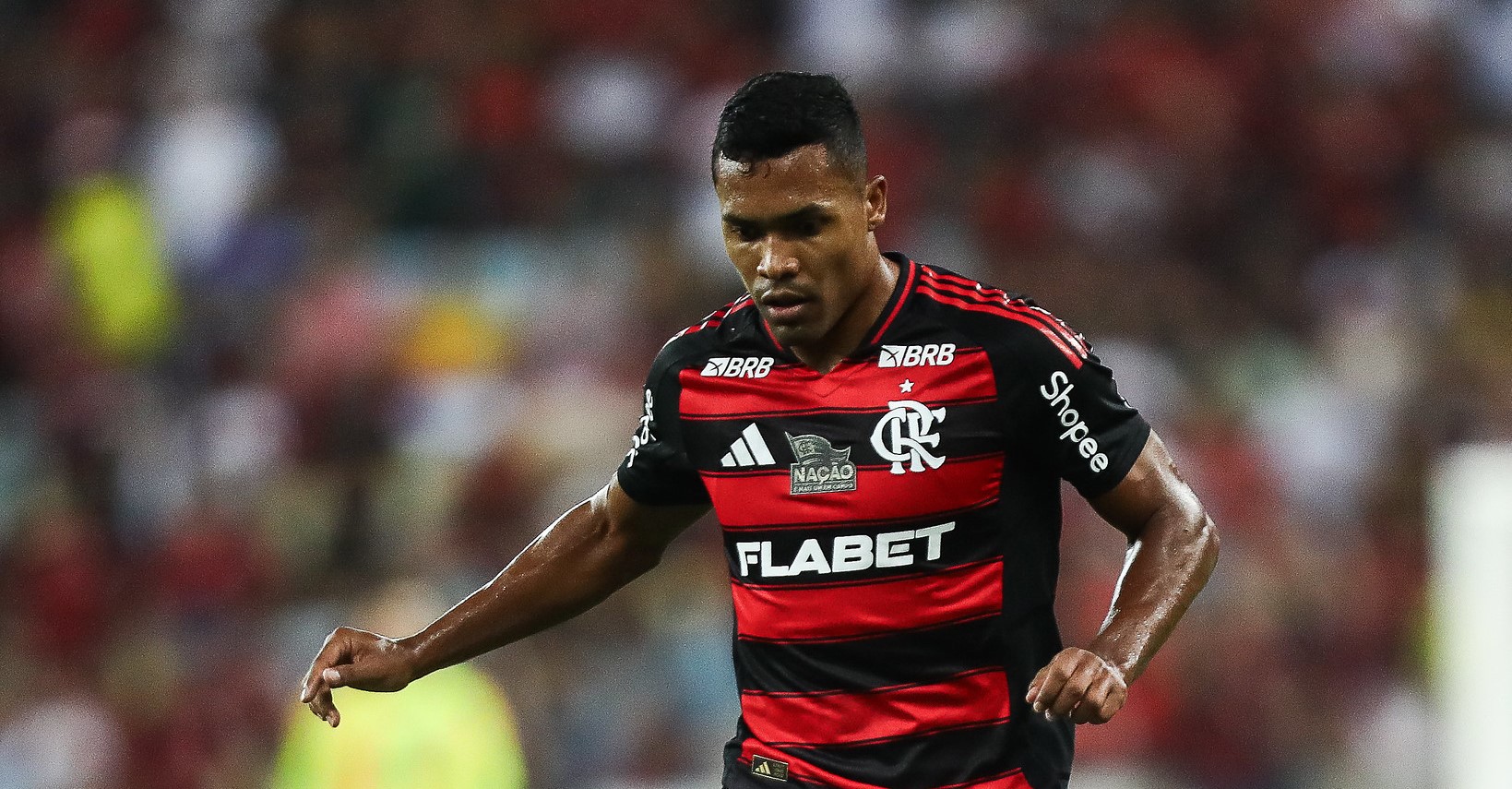 Flamengo confirma edema muscular de Alex Sandro para clássico contra Vasco.
