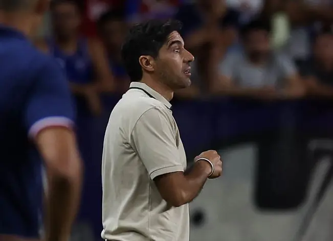Abel questiona pênalti marcado para o Fortaleza e justifica escolha pela contratação de atletas estrangeiros no Palmeiras Imagem ilustrativa para a matéria