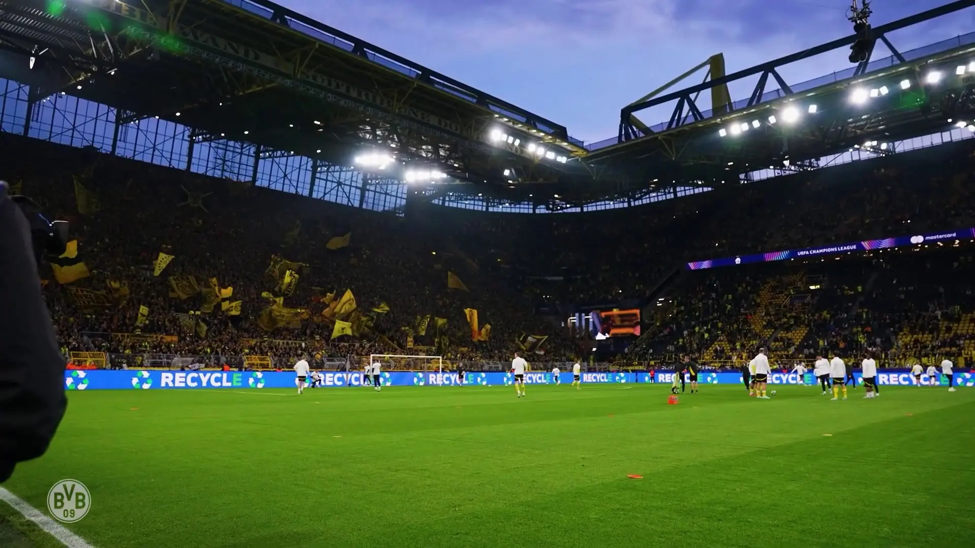 Bastidores: o apoio incrível da torcida do Dortmund contra o Barcelona Imagem ilustrativa para a matéria