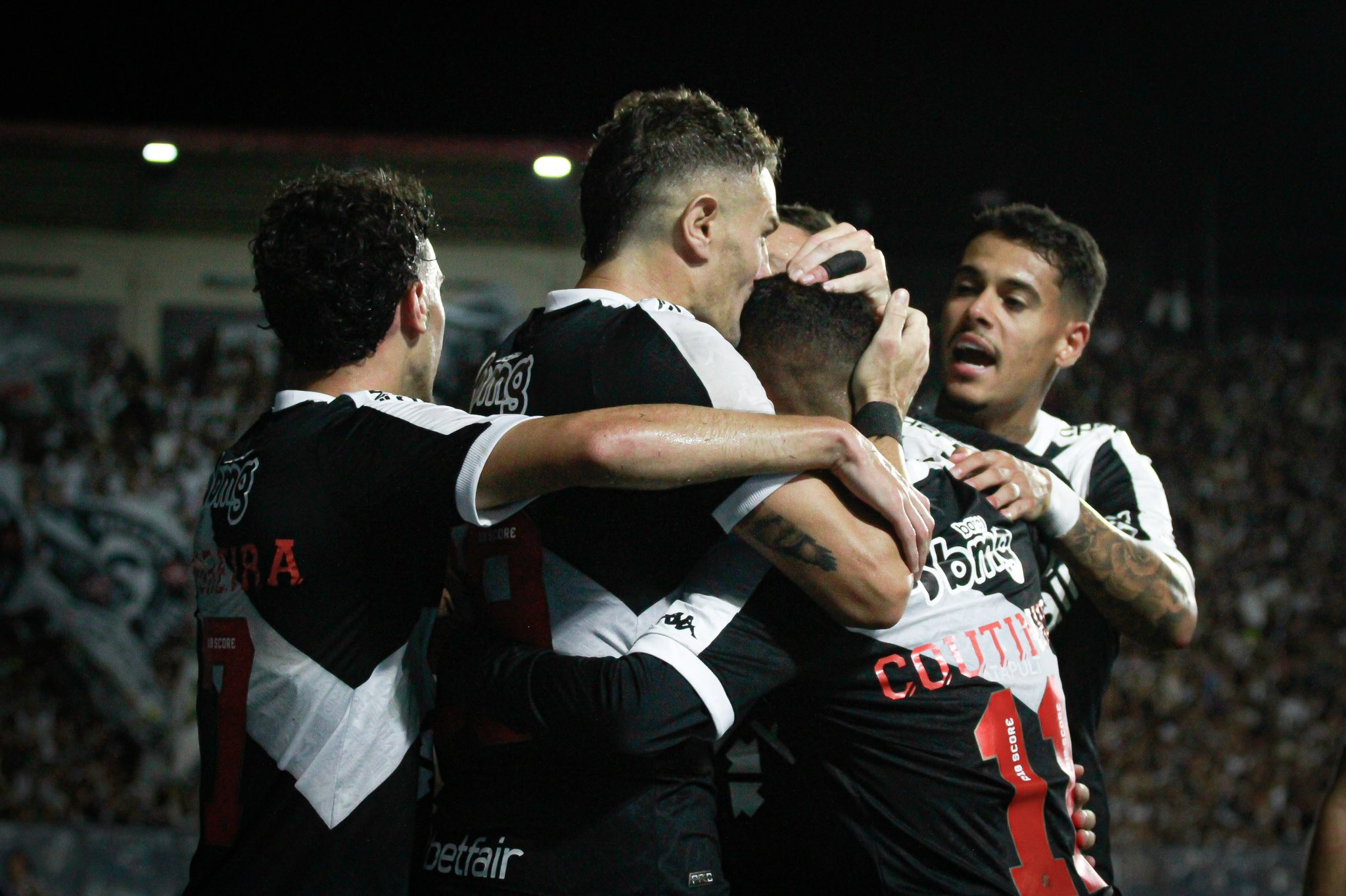 Vasco vence Sport e entra no G4 do Brasileirão com grande atuação de Vegetti
