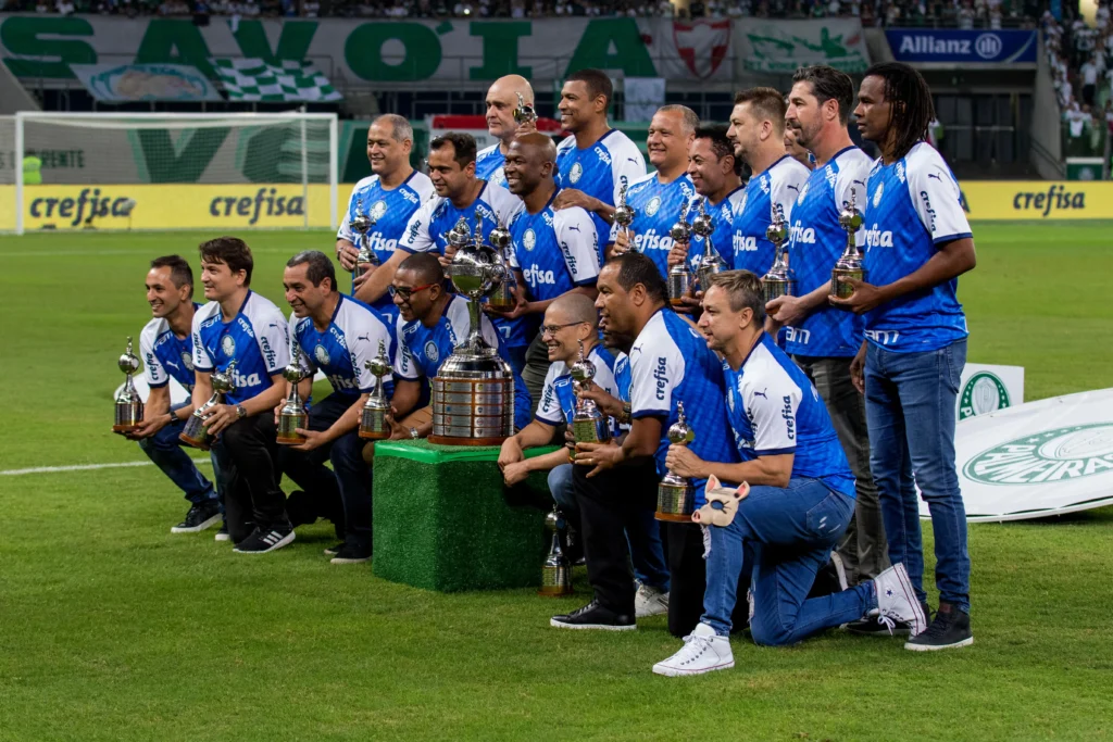 Campeões da Libertadores de 1999 sendo homenageados pelo Palmeiras