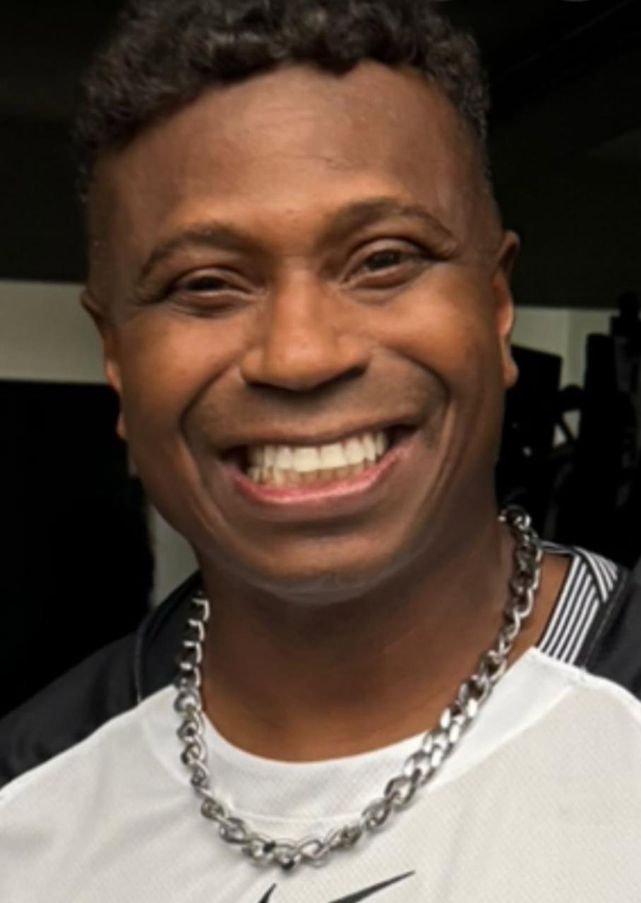 Vazamento de suposta nova camisa do Corinthians com Edilson Capetinha na foto.