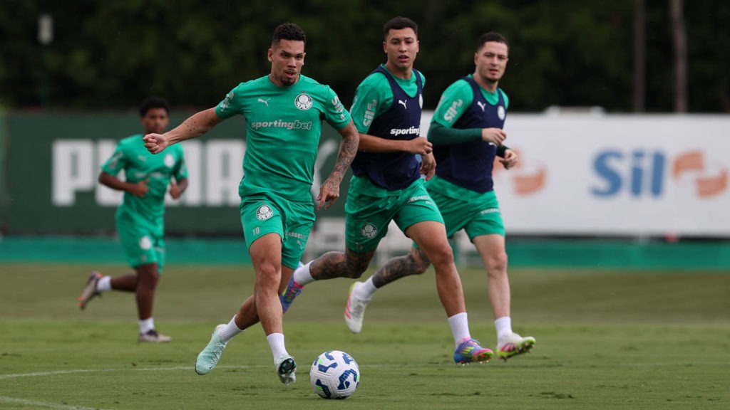 PRÓXIMO DE ESTREIA! Paulinho se prepara para possível estreia pelo Palmeiras; Saiba se o jogador tem chance de jogar o Derby