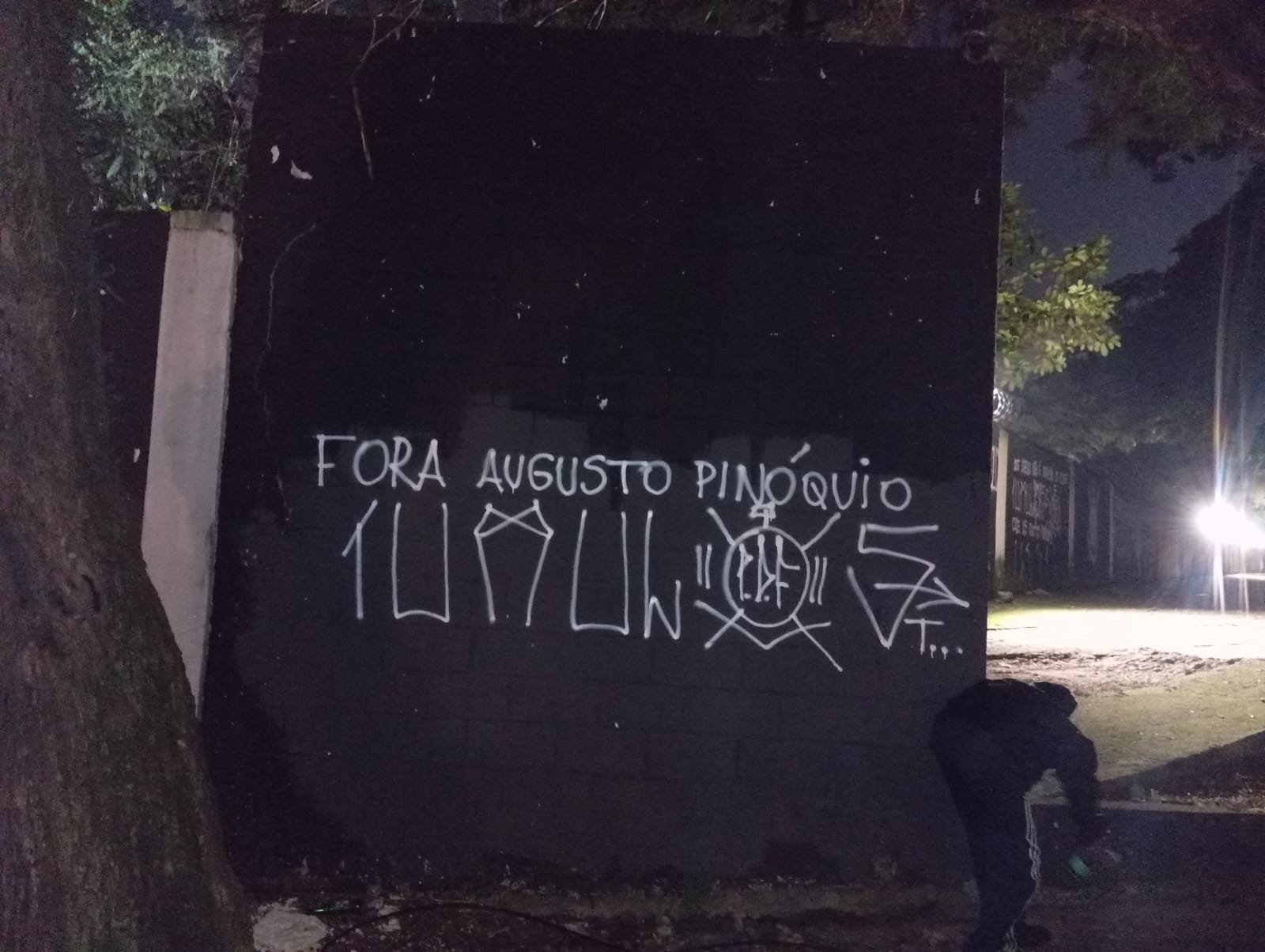 MAIS PROTESTOS! Muros do Parque São Jorge foram pichados na noite de ontem