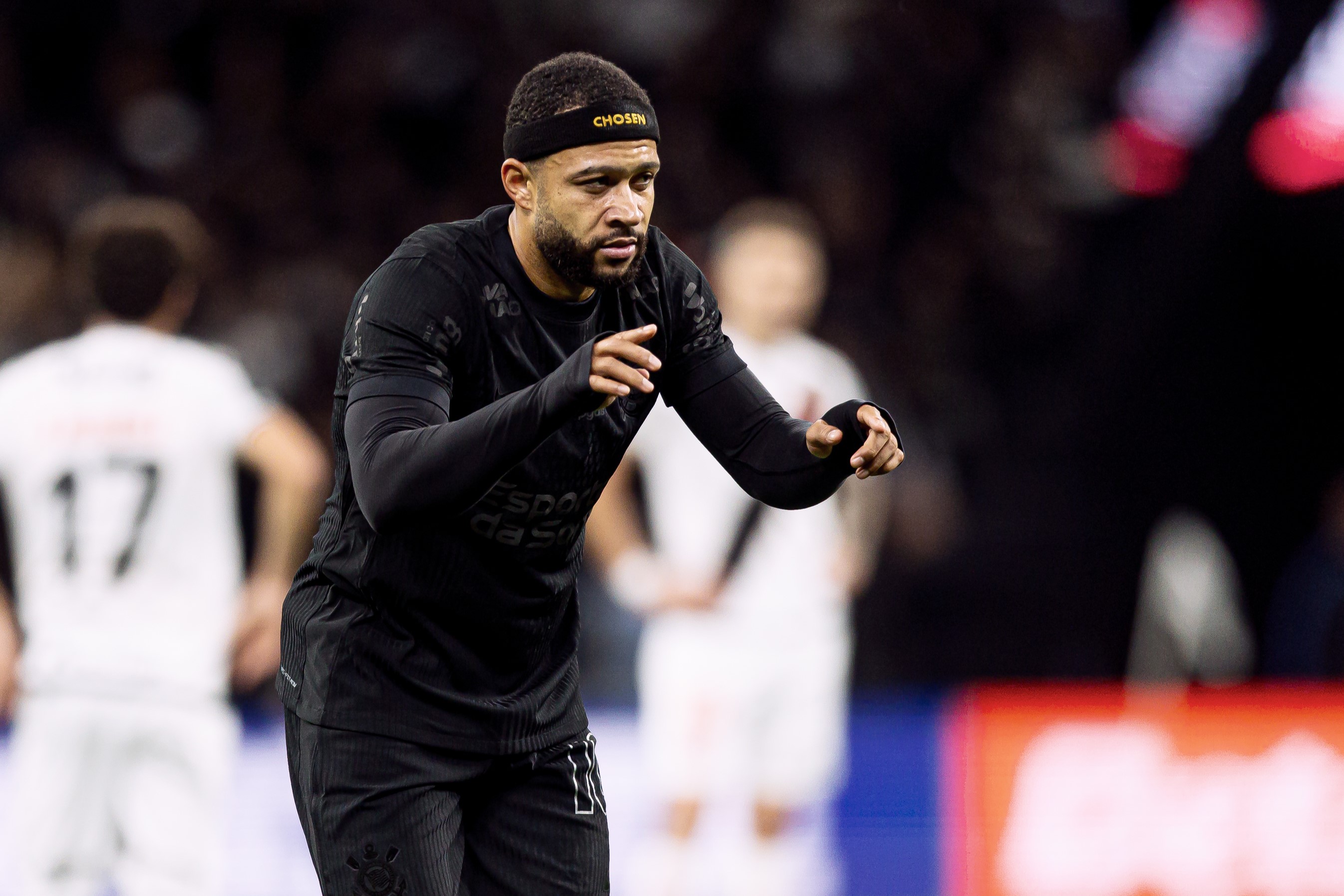 Memphis ironiza VAR após vitória do Corinthians com tornozelo inchado.