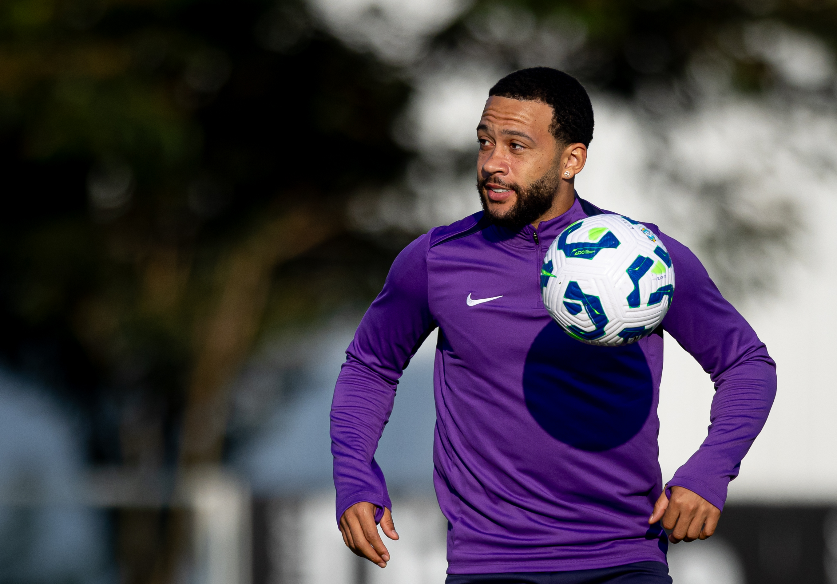 Memphis treina com bola e deve reforçar Corinthians no clássico contra Palmeiras.