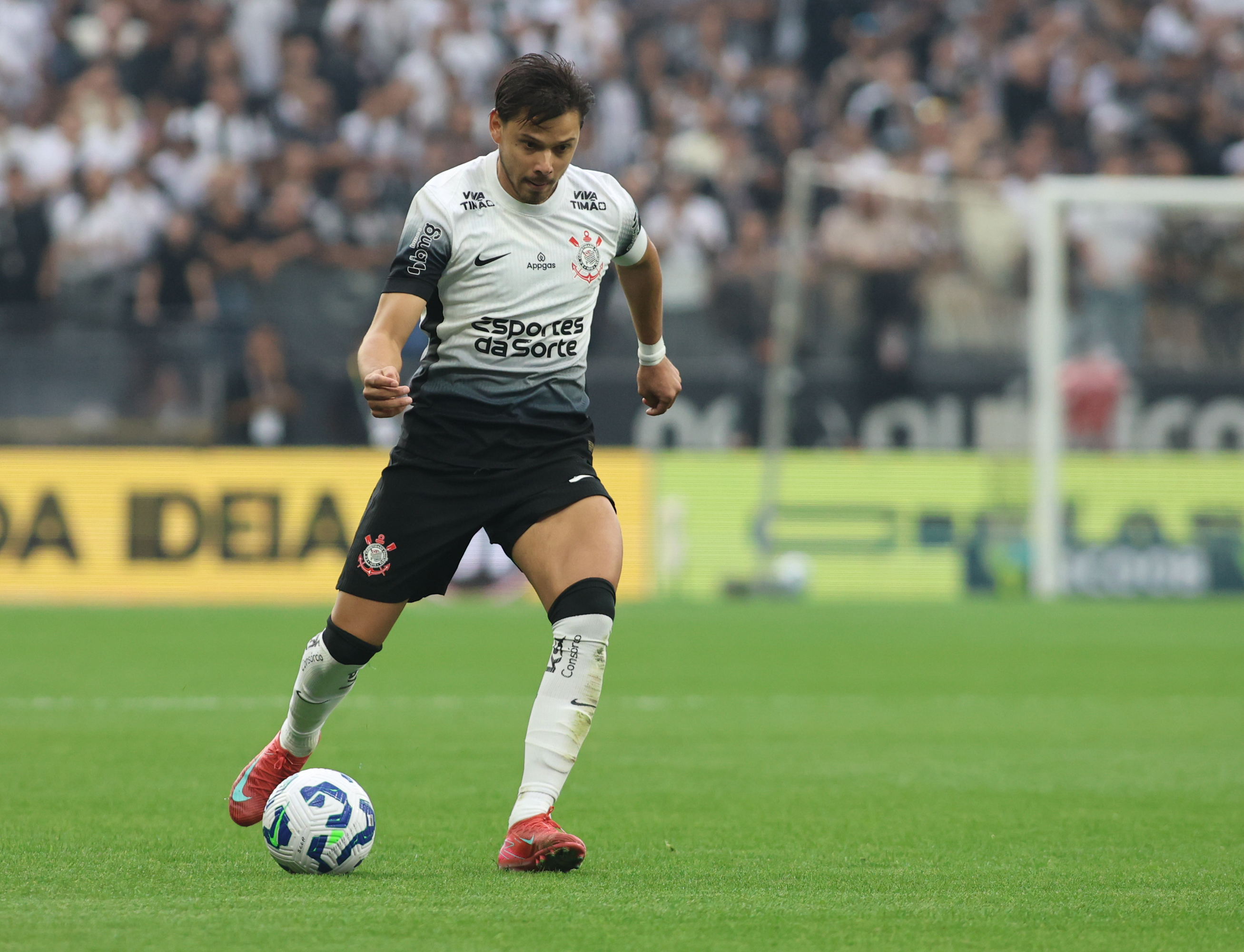 Romero ascende ranking e se torna segundo maior garçom do Corinthians