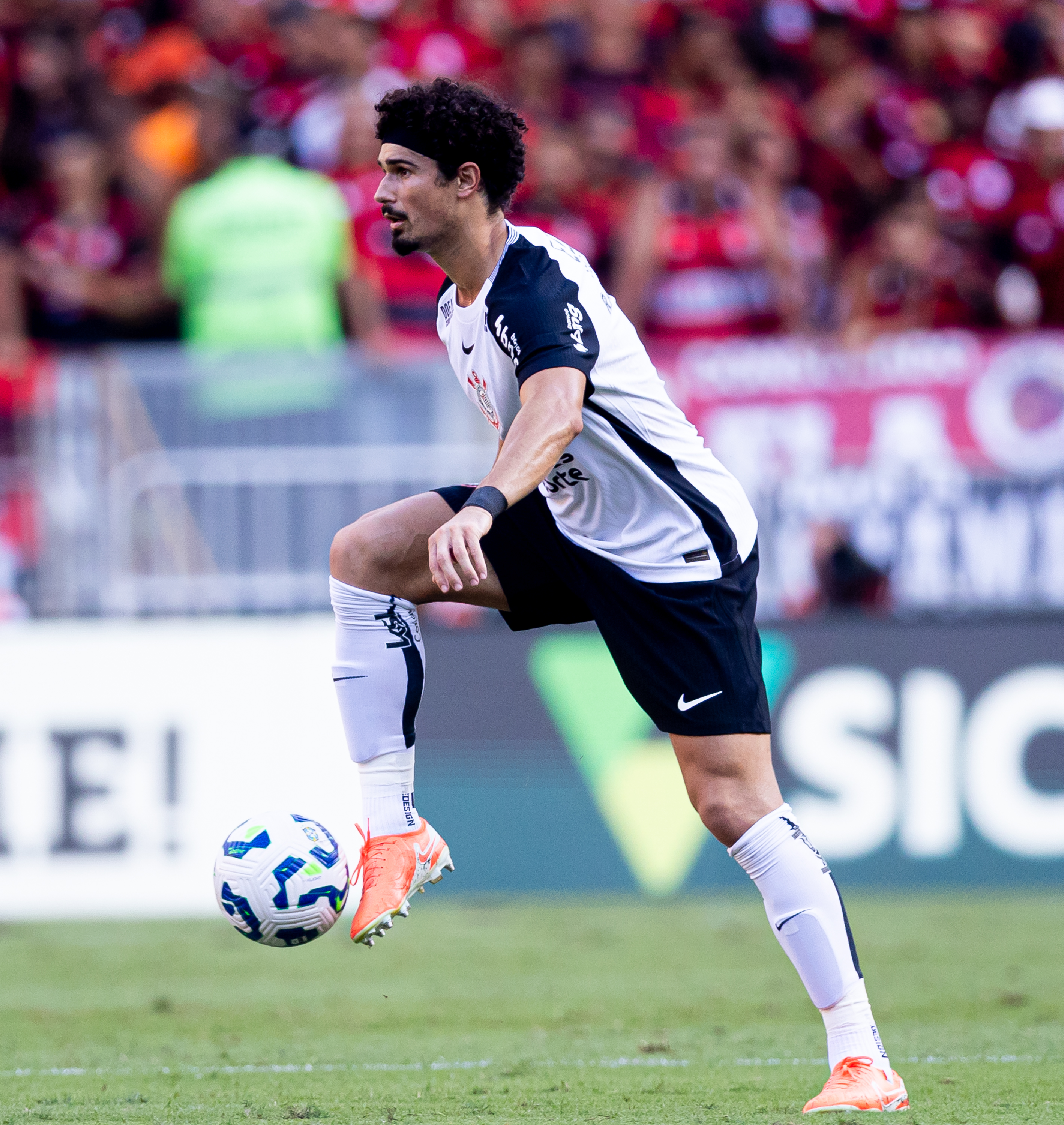Desempenho do Corinthians na derrota para o Flamengo em destaque.