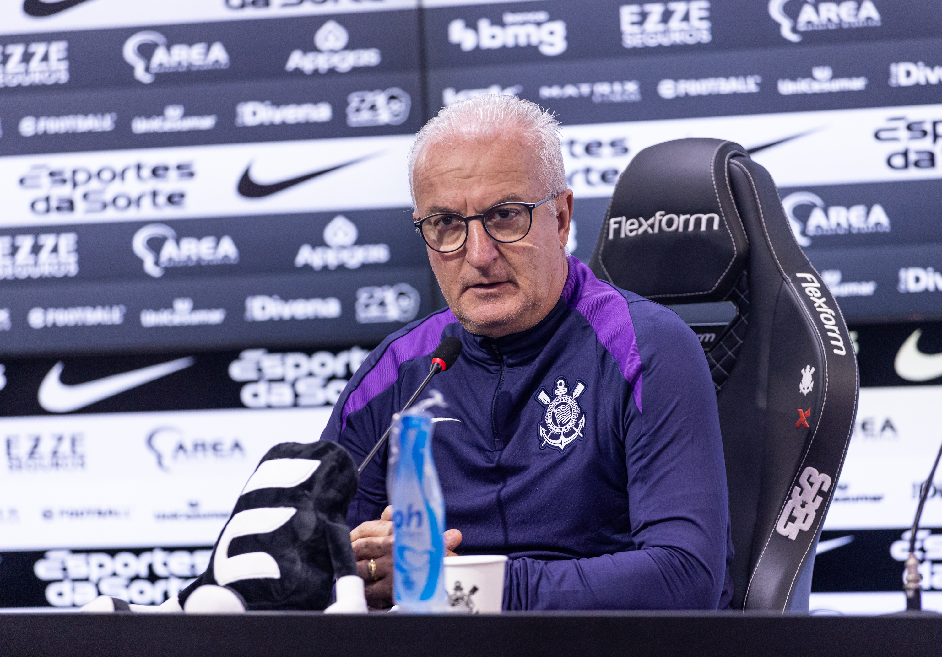 Dorival Jr. descarta reforços e prioriza equilíbrio no Corinthians.