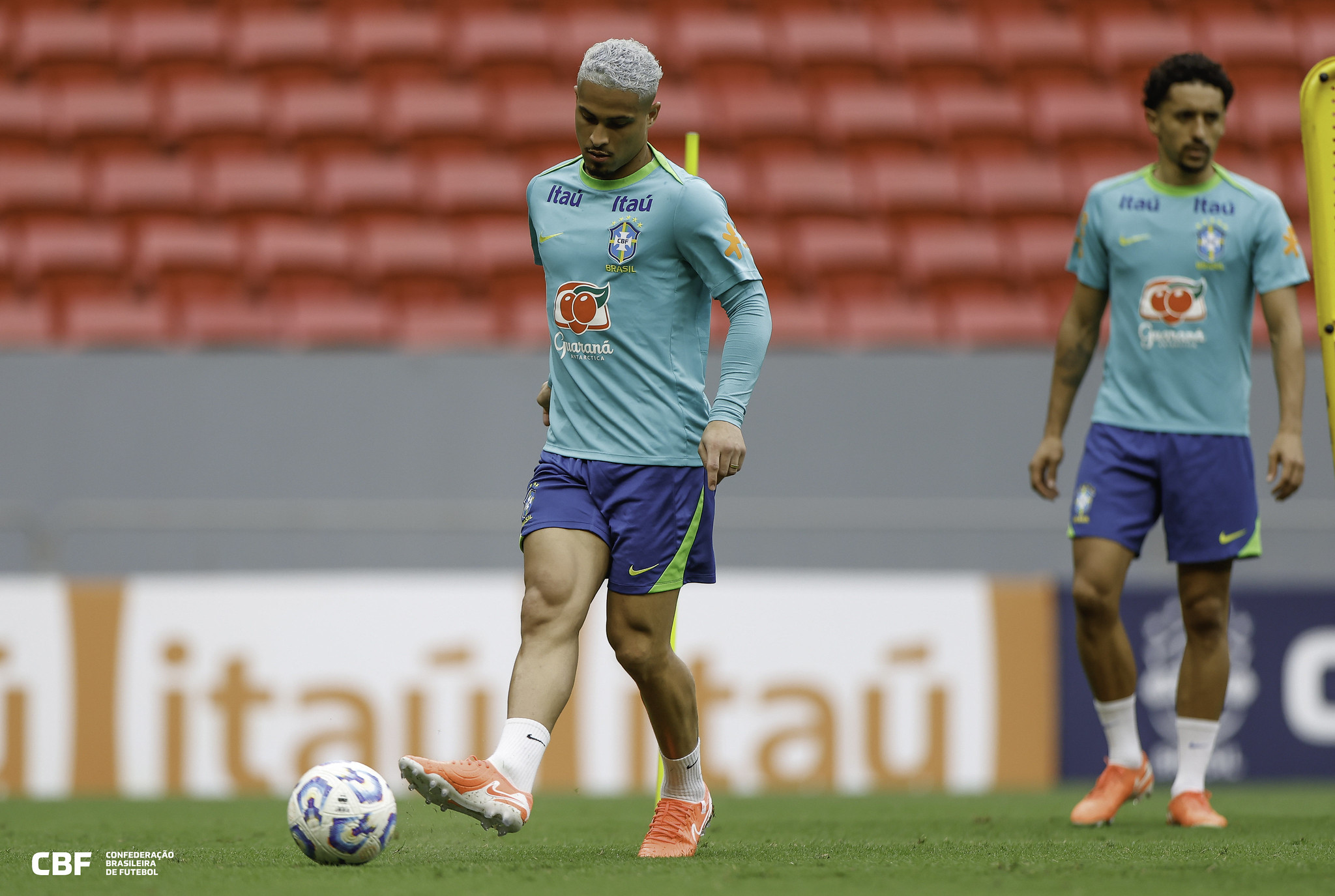 Atlético de Madrid mira reforço no Brasil e pode acertar com ex-Flamengo João Gomes