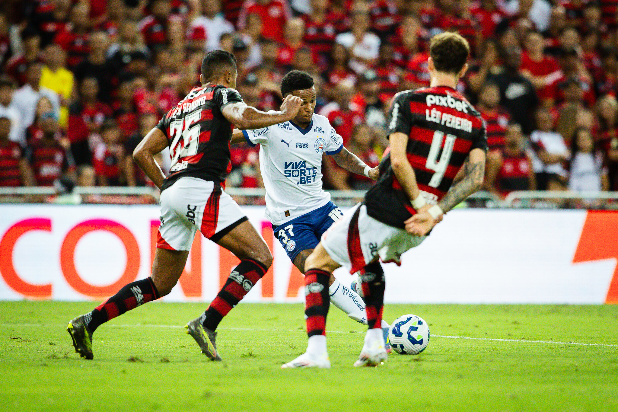 Com um a menos no fim, Flamengo vence o Bahia e dorme na liderança do ...