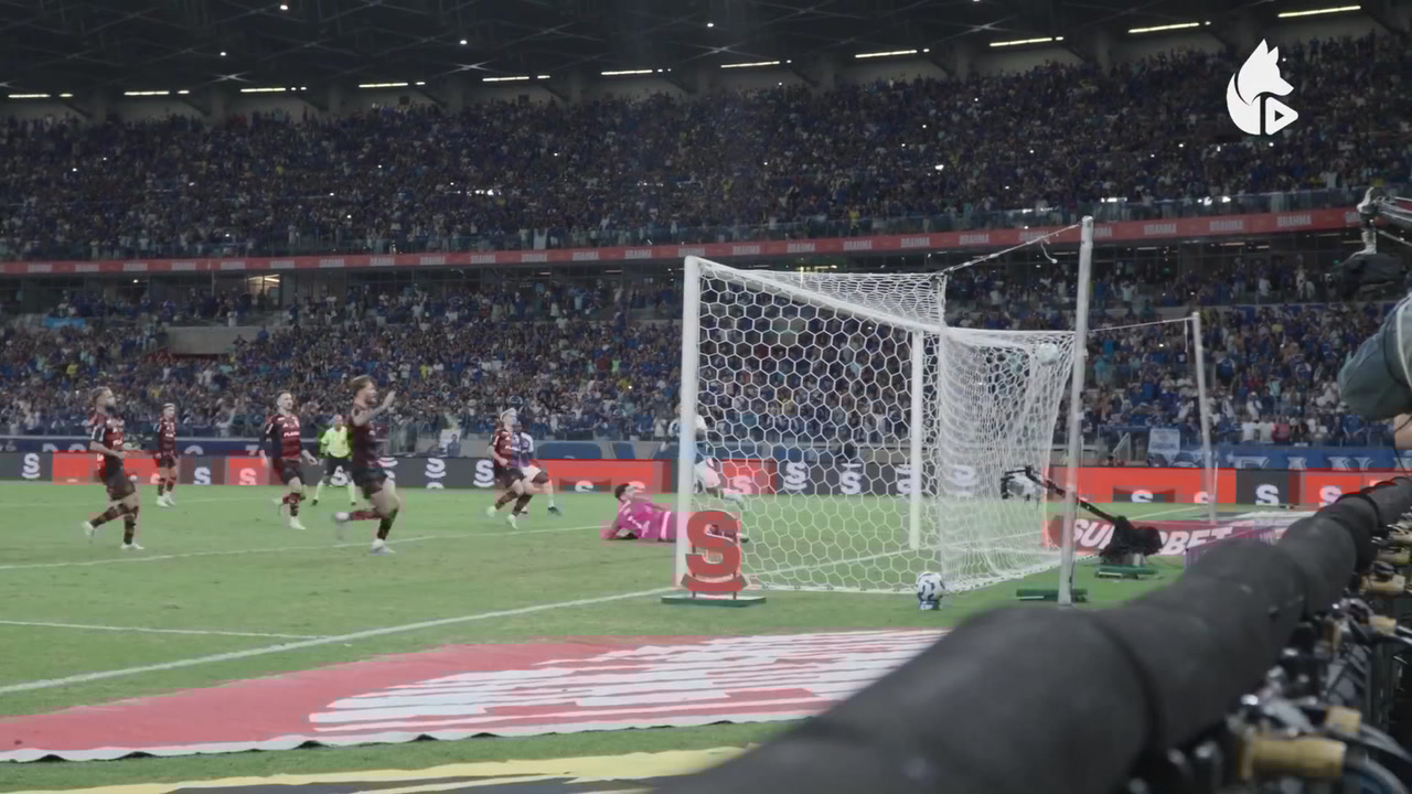 LEI DO EX: Cruzeiro derrota Flamengo com gol decisivo de Gabigol no último minuto