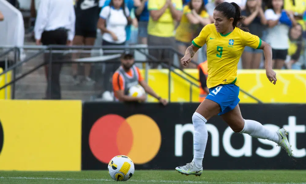Debinha e Laís Estevam são cortadas da Seleção feminina