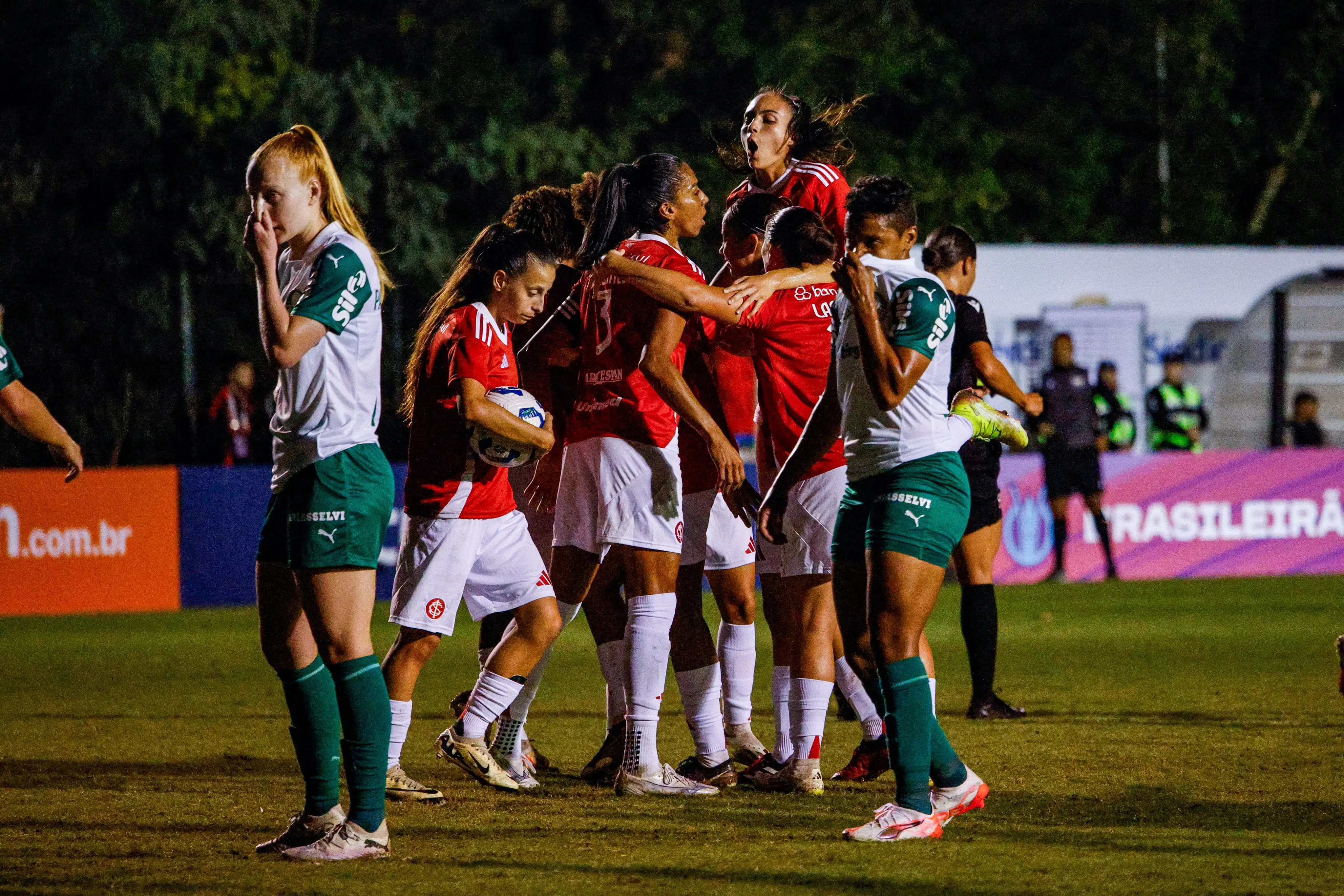Palmeiras empata com Inter e desperdiça chance de ser vice-líder do Brasileiro feminino