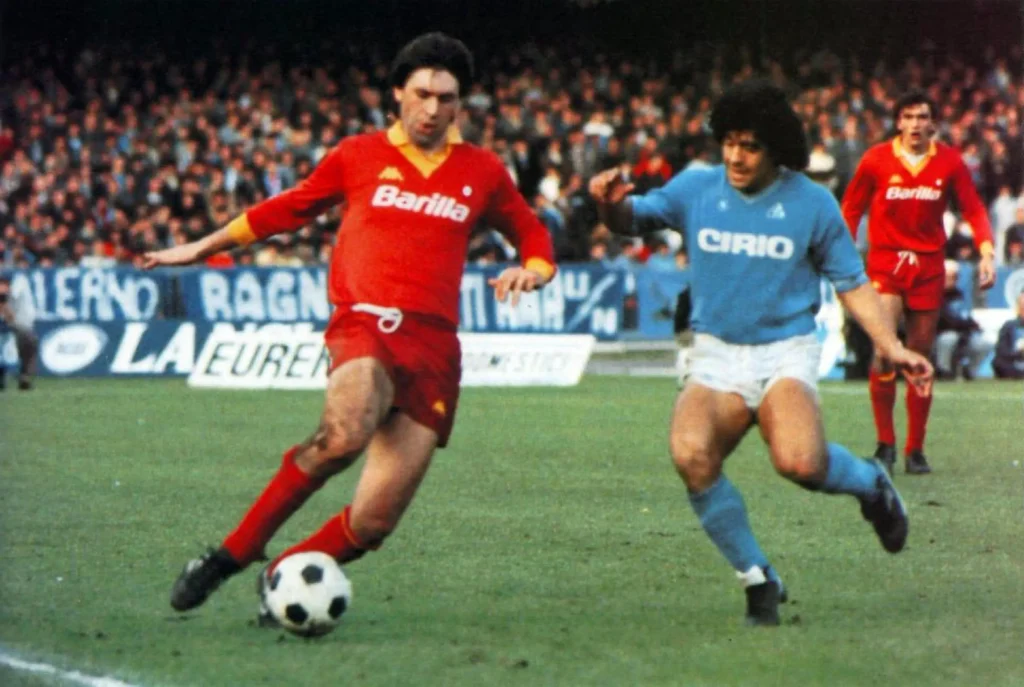 Carlo Ancelotti disputa bola com Maradona em Roma x Napoli nos anos 80