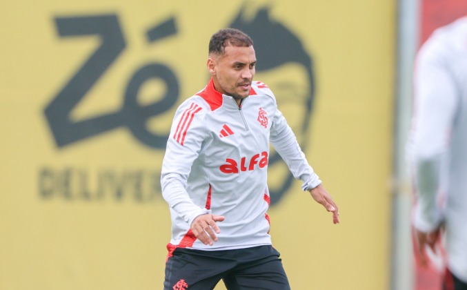 Internacional finaliza preparação e parte para enfrentar Corinthians em São Paulo.