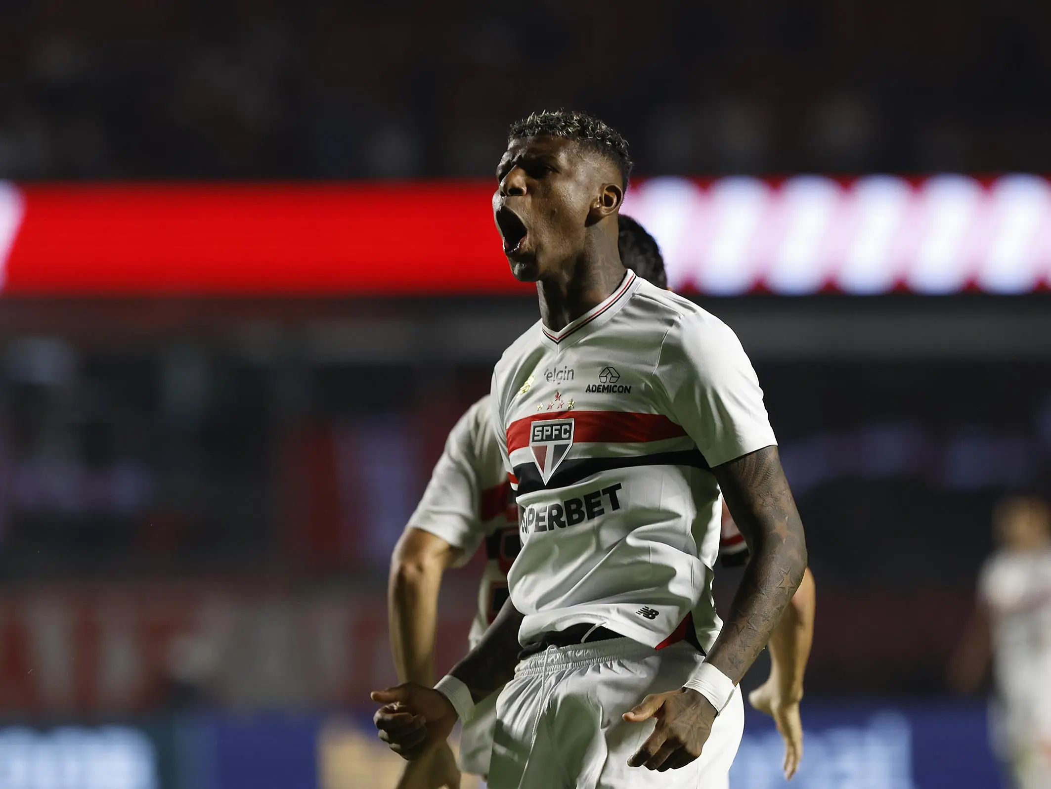 Arboleda completa 35 anos; relembre o belo gol do zagueiro do São Paulo na Sul-Americana