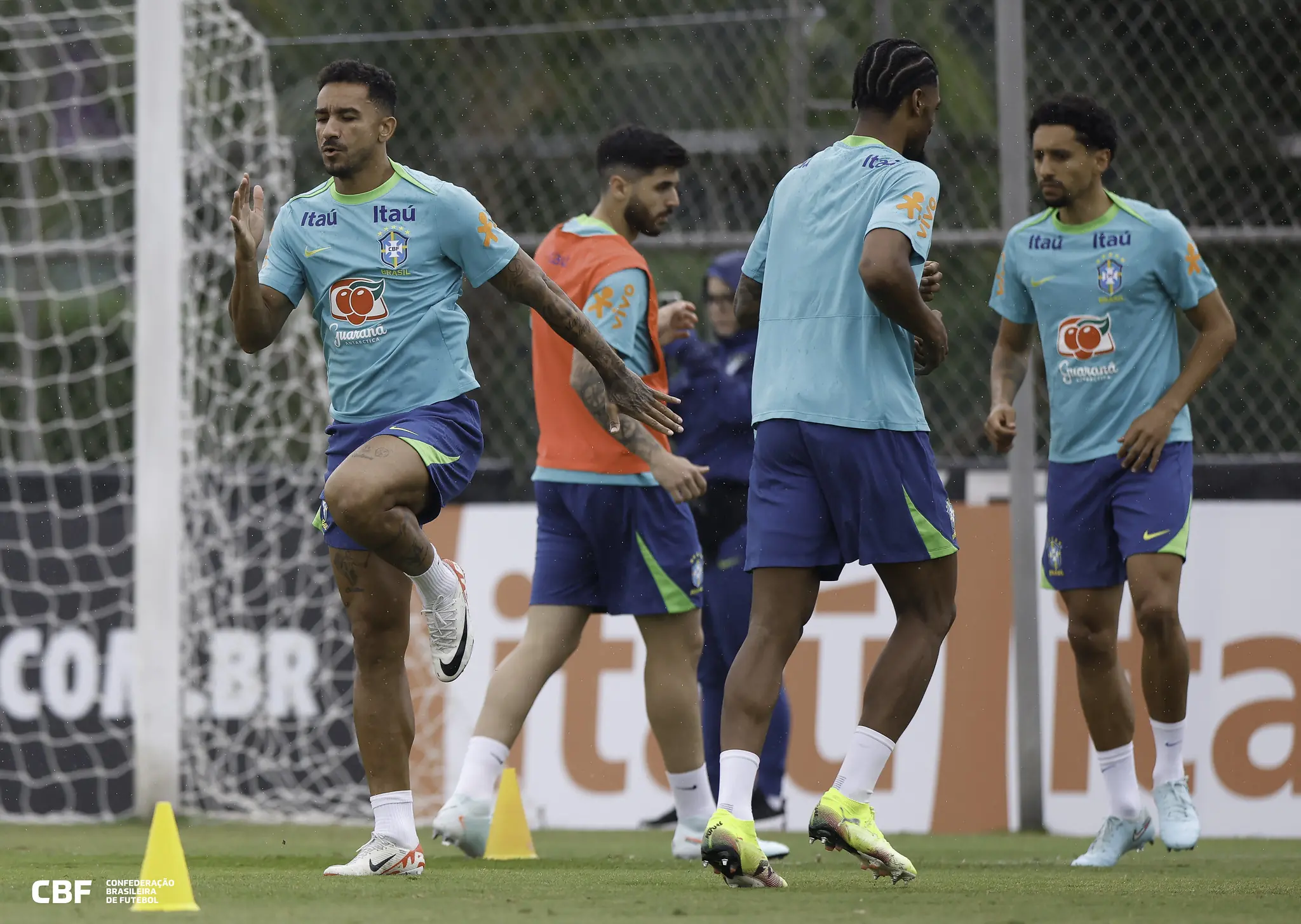 Danilo vê “bagunça” na Seleção, mas acredita em recuperação com Ancelotti