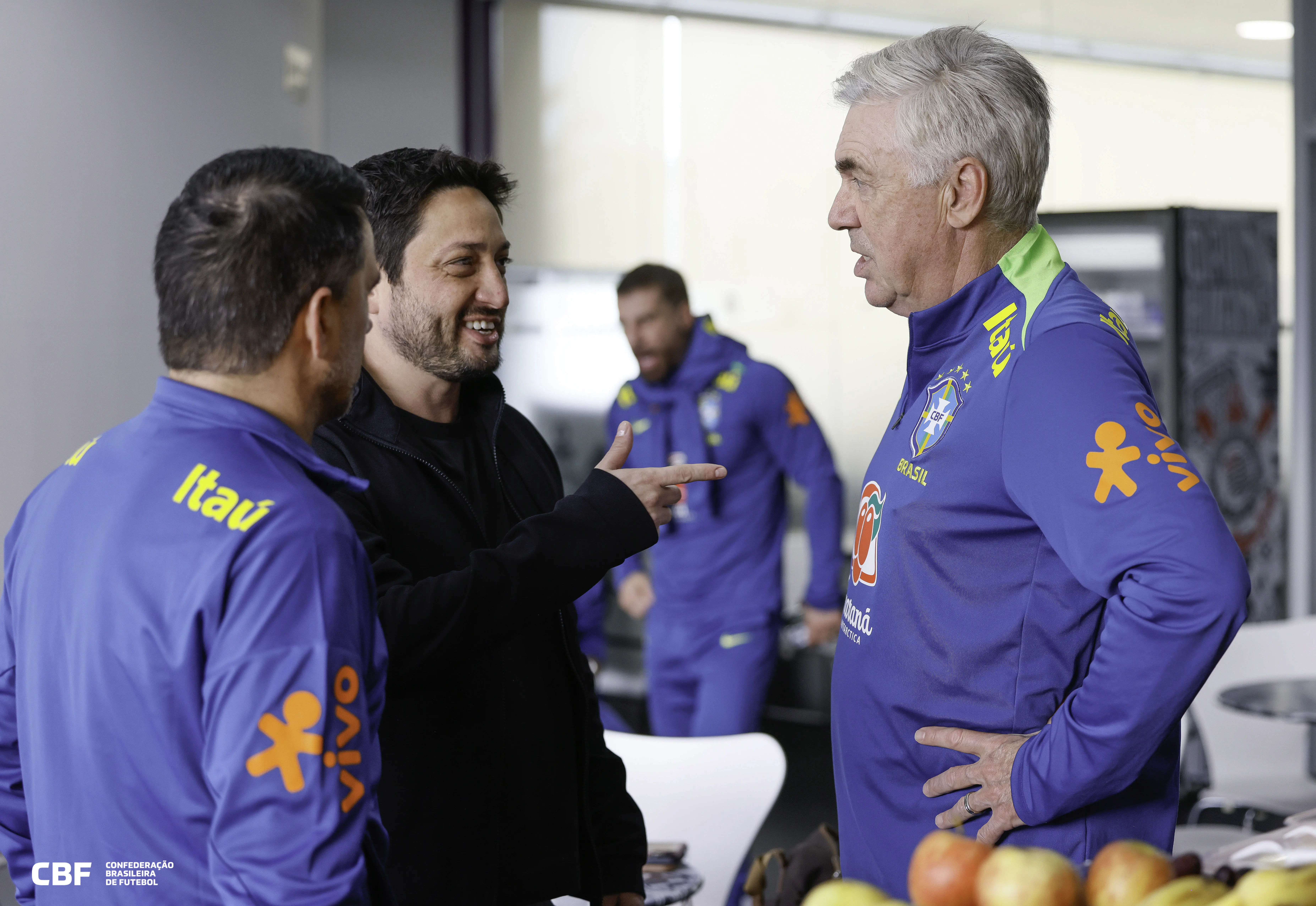 Técnico da Seleção feminina, Arthur Elias encontra Ancelotti no CT do Corinthians
