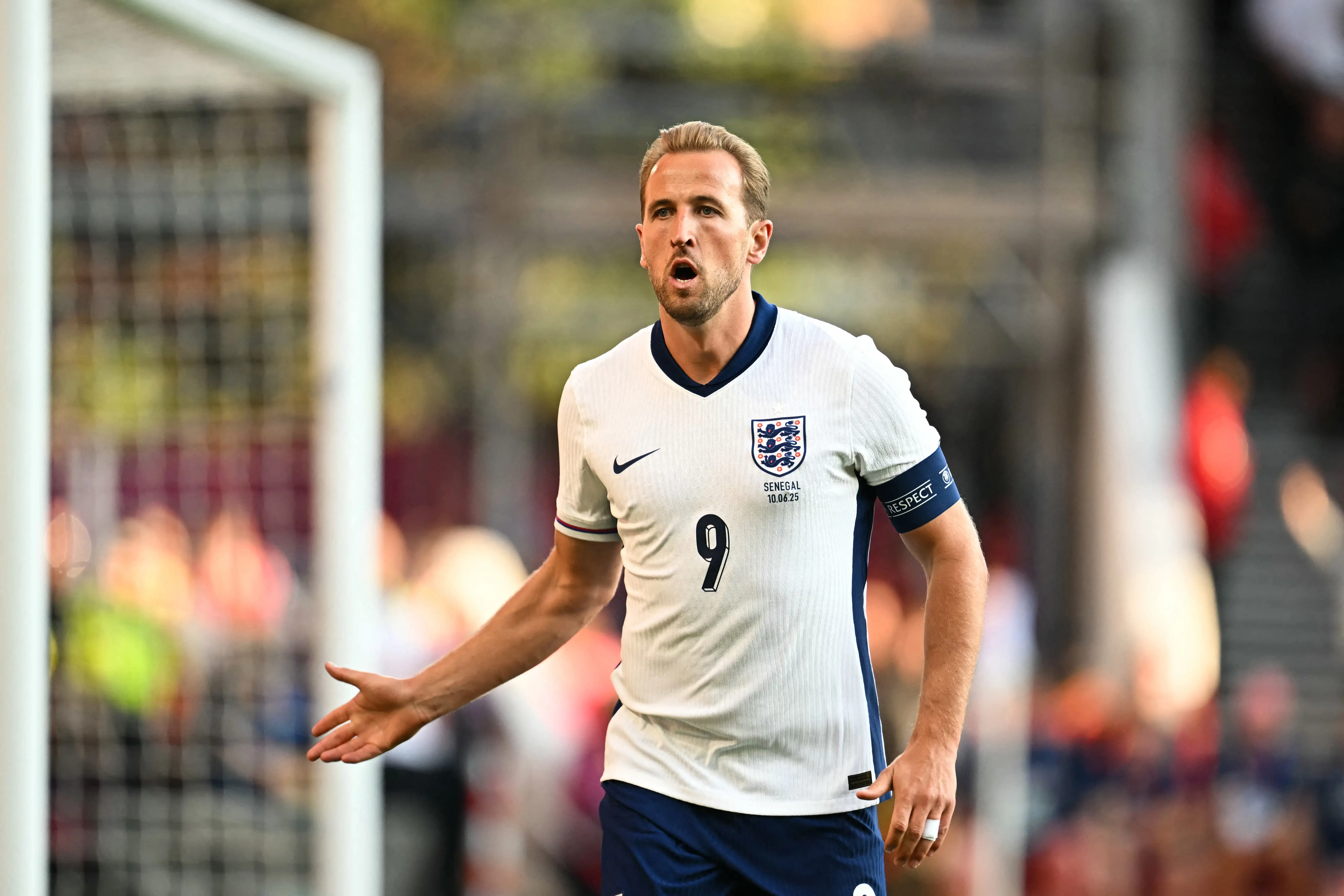 Kane marca, mas Inglaterra toma virada de Senegal em amistoso