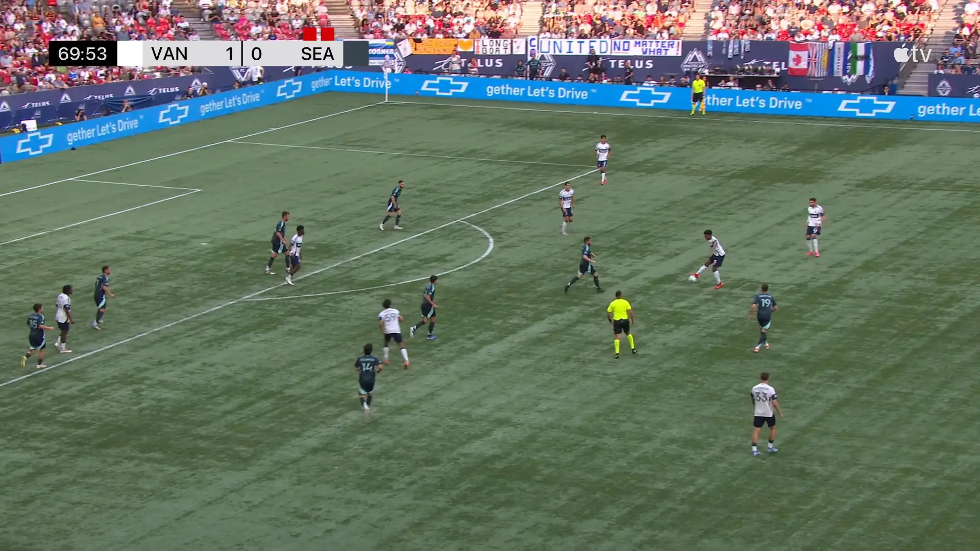 Ríos, do Vancouver, marca com um belo chute de longa distância contra o Seattle