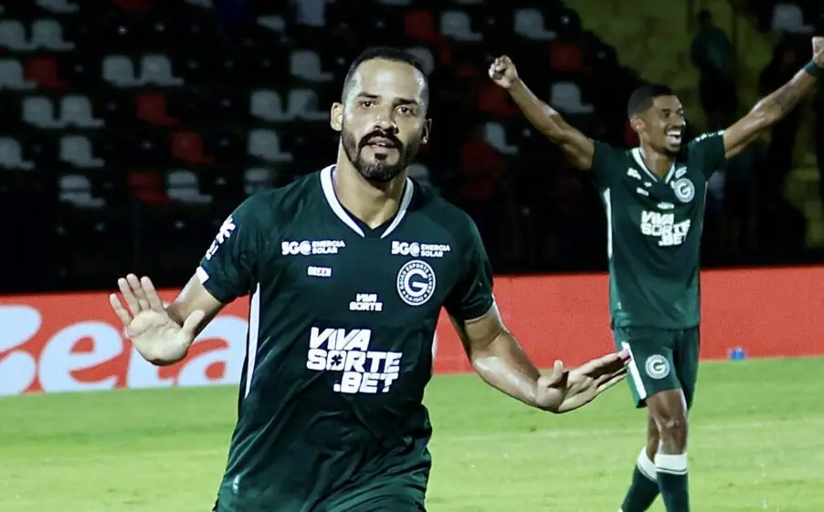 Fora de casa, Goiás vence o Athletico-PR e encosta no líder Coritiba pela Série B Imagem ilustrativa para a matéria