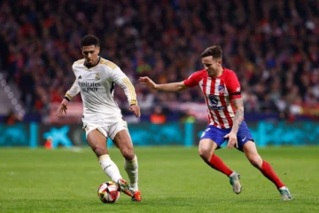 Saúl Ñíguez em disputa com Bellingham, do Real Madrid, durante a La Liga