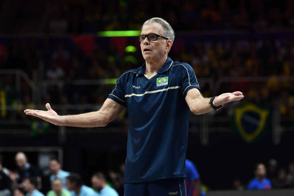 Bernardinho, técnico da Seleção Masculina de Vôlei durante partida na Liga das Nações (VNL)
