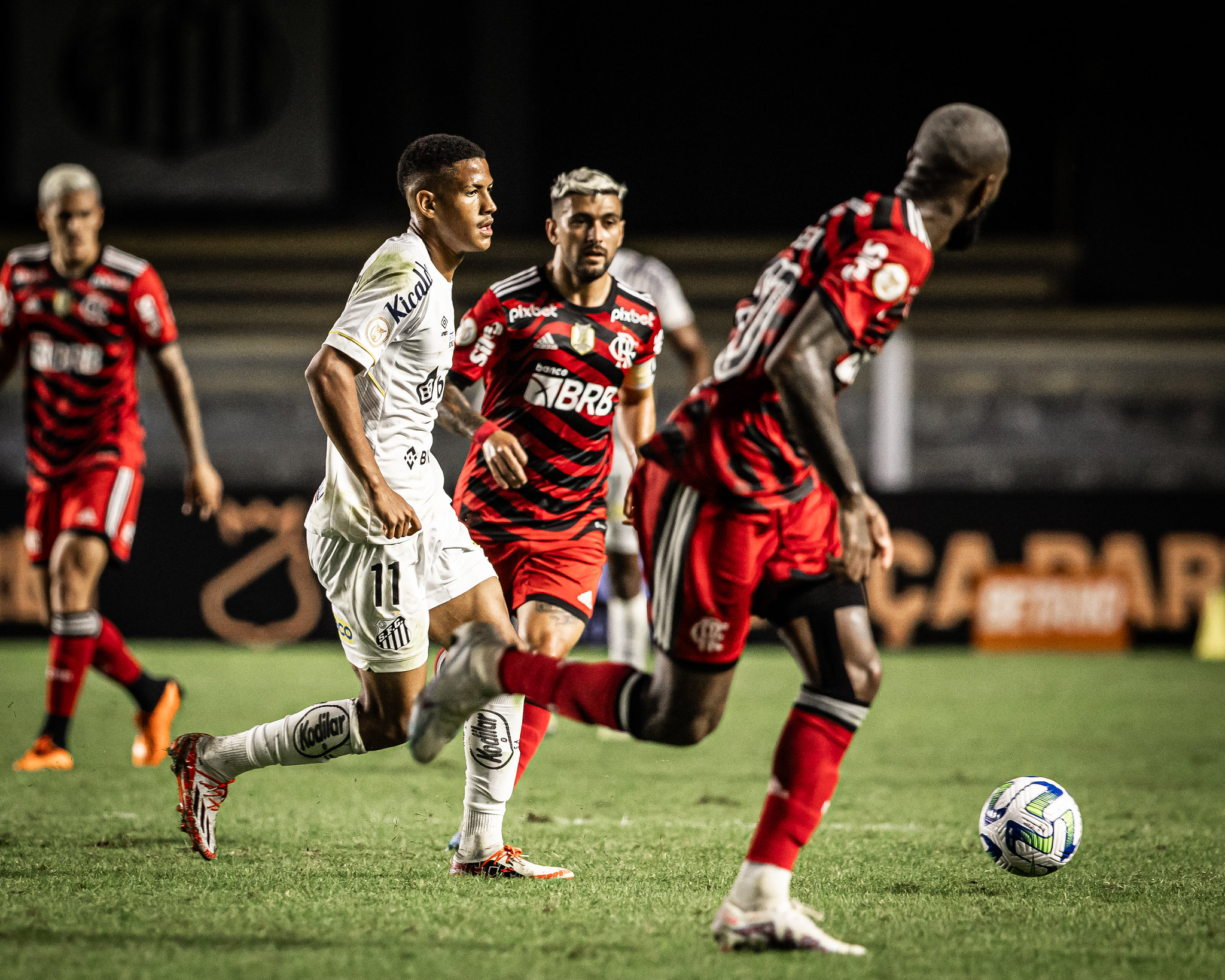 Santos enfrenta dificuldades em duelos contra o Flamengo desde 2020.