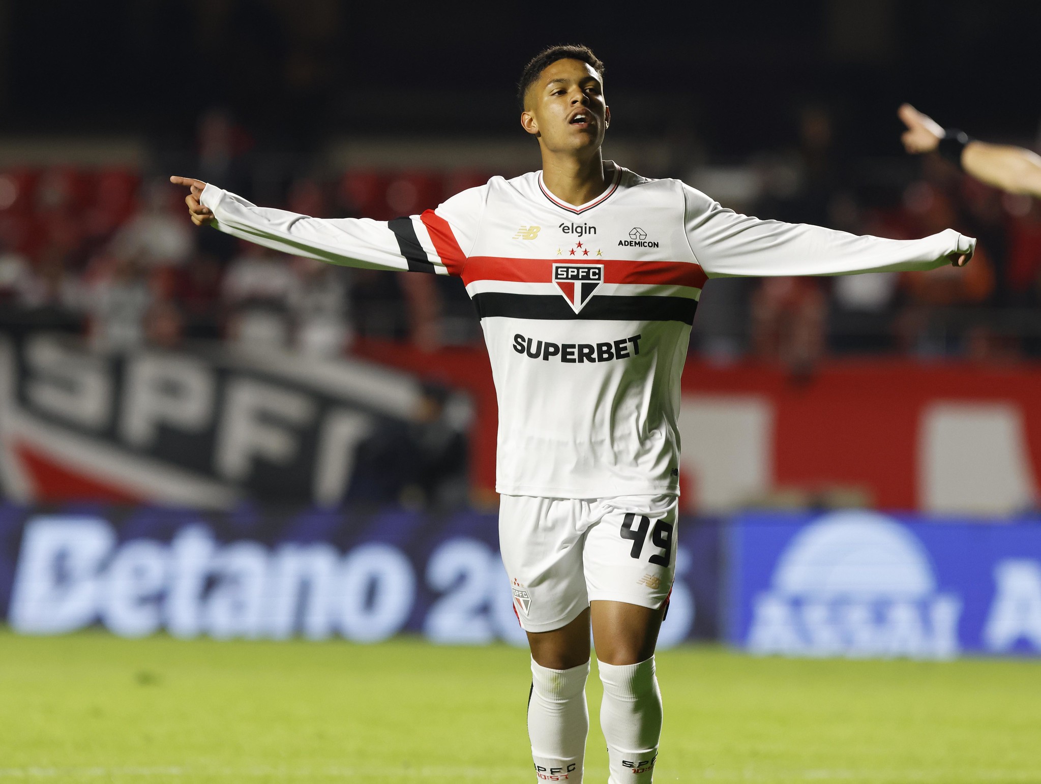 EVOLUÇÃO DA JOIA! Atacante termina semestre promissor e busca suas oportunidades no São Paulo