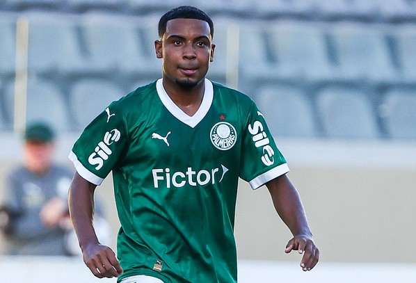 DESAFIO NO CLÁSSICO! Volante destaca invencibilidade do sub-20 e prevê desafio contra São Paulo.