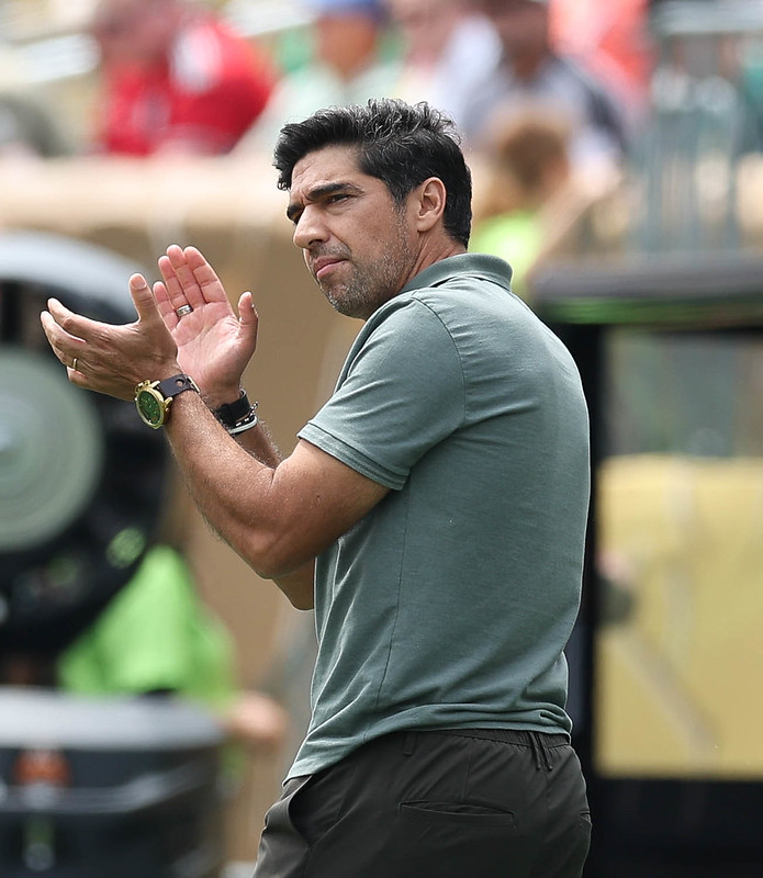 Palmeiras desafia invencibilidade do Chelsea no Mundial em clima de revanche.
