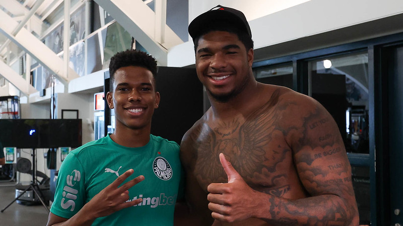 Interação de jogadores do Palmeiras com atletas do Philadelphia Eagles em treino