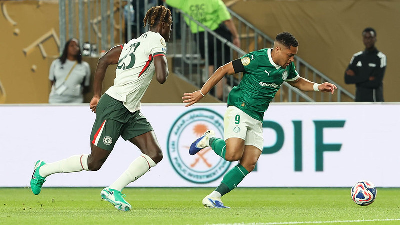 Desafio para Vitor Roque: Prova de fogo no Palmeiras após Mundial em branco.