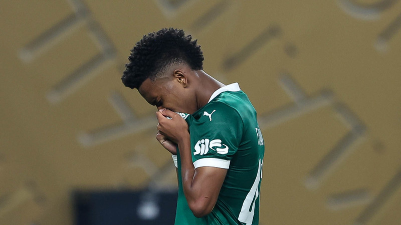 Estêvão agradece apoio da torcida palmeirense em despedida do clube.