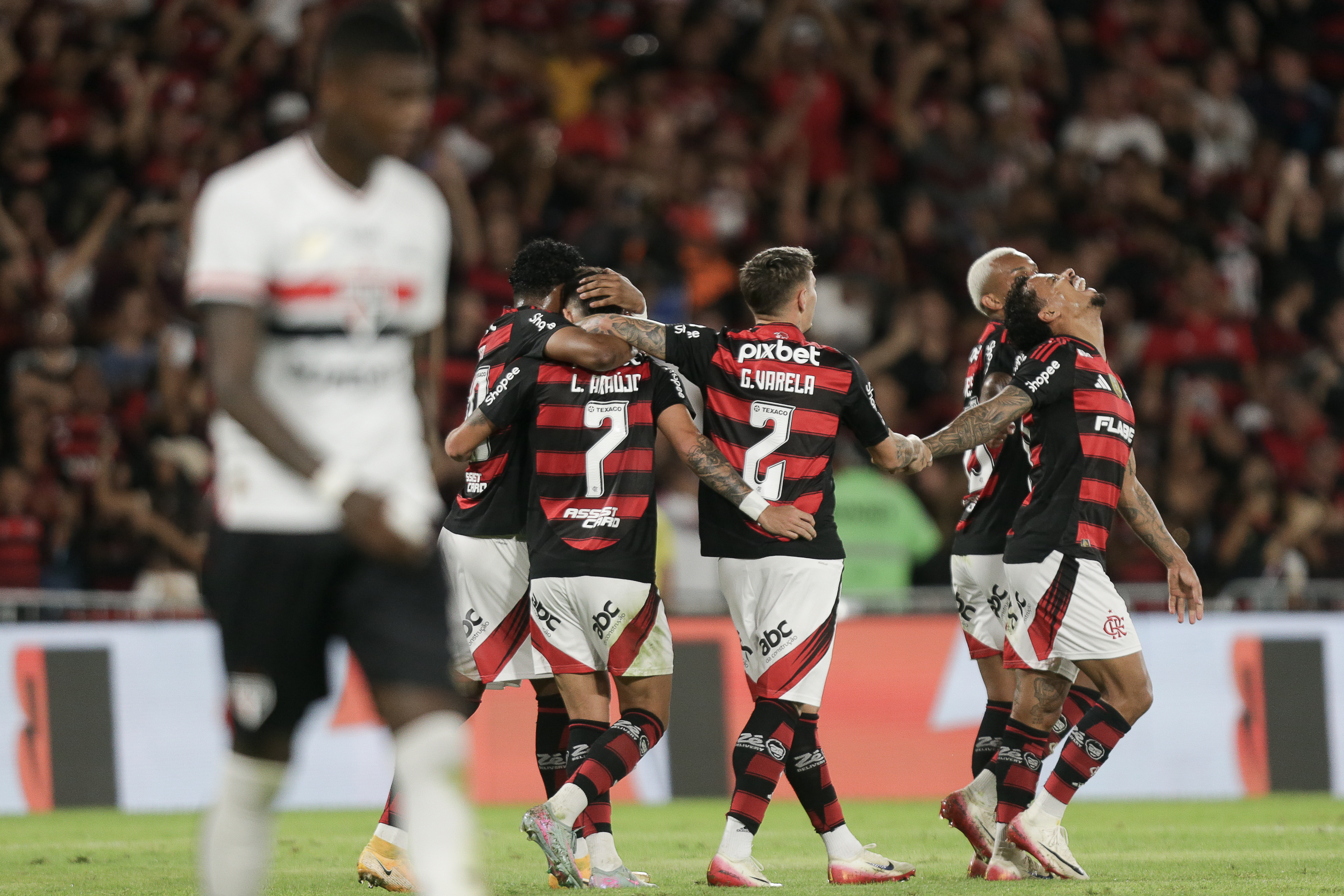 Crespo reestreia com derrota para o Flamengo e São Paulo se aproxima do Z4.