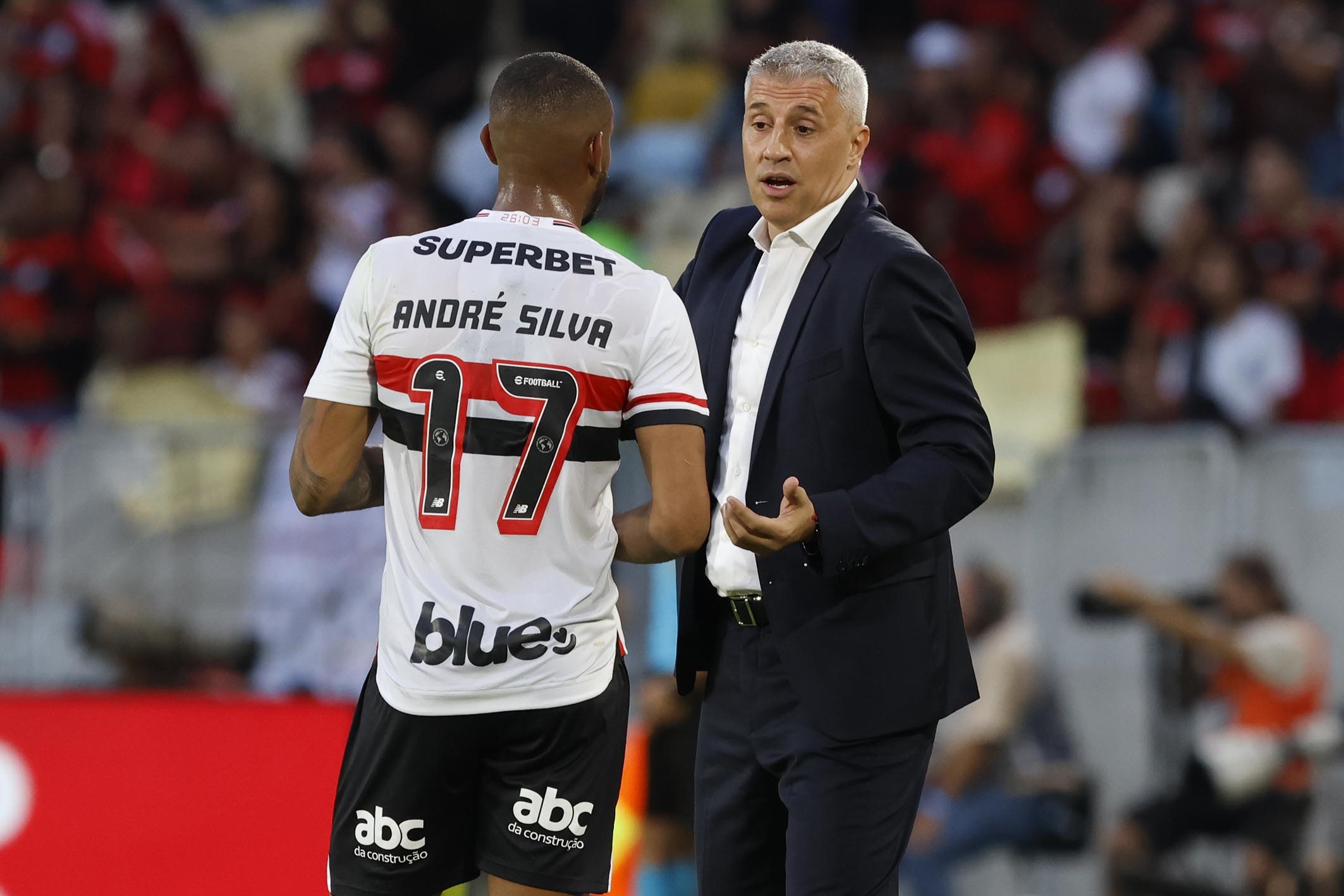 NINGUÉM ESPERAVA! Dinenno some do time e Crespo explica decisão polêmica — veja o que rolou!