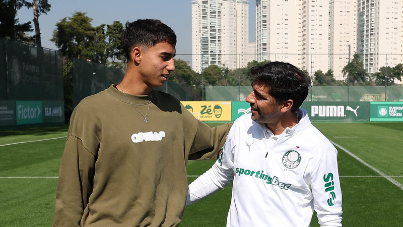 Férias de Vitor Reis: Visita aos Ex-Companheiros na Academia do Palmeiras.