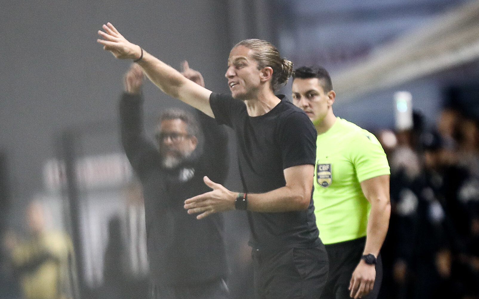 Filipe Luís lamenta revés do Flamengo e elogia Neymar após gol marcado.