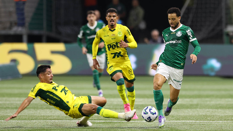 Abel analisa alternativas no ataque do Palmeiras sem Estêvão e Paulinho.