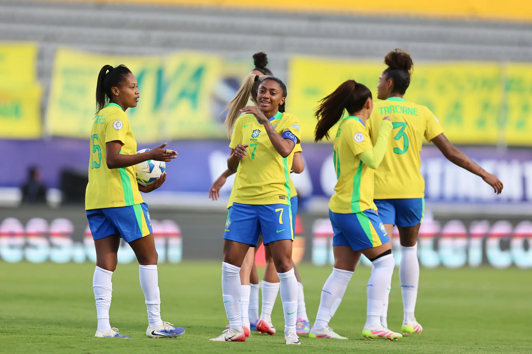 Autora de hat-trick, Kerolin celebra desempenho da Seleção e fala sobre faixa de capitã