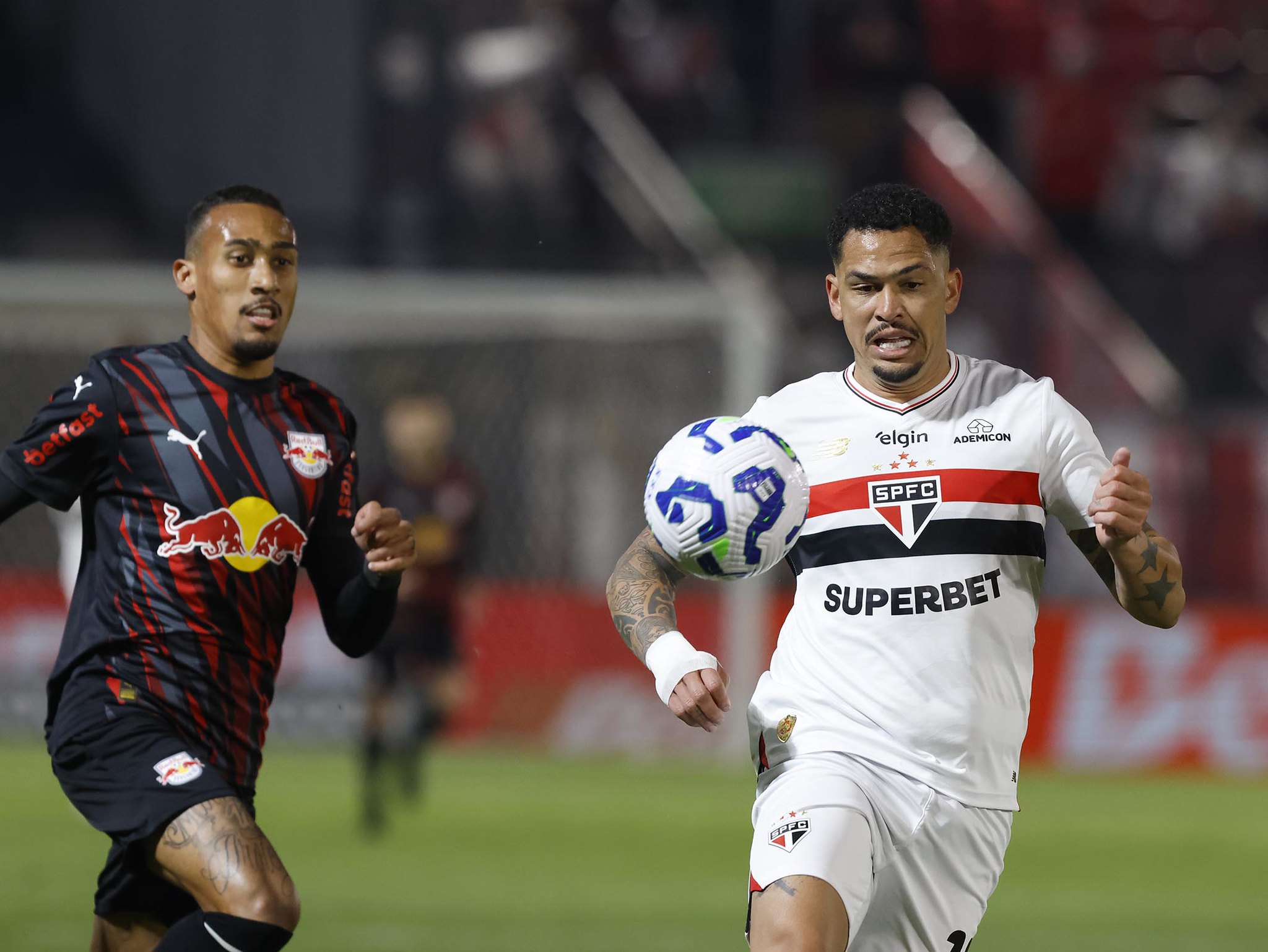 São Paulo empata com Bragantino e se aproxima da zona de rebaixamento