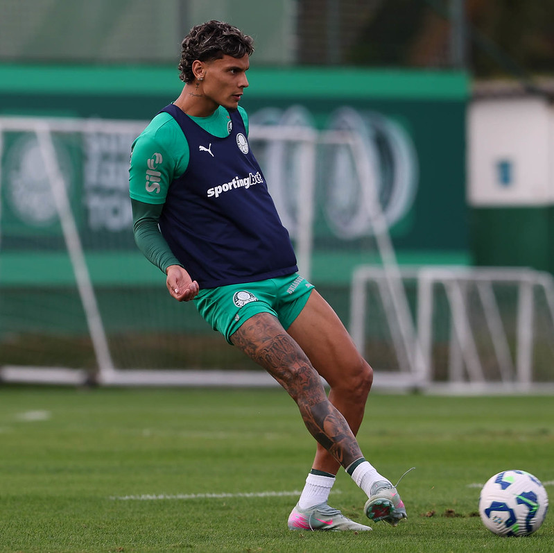 Palmeiras recusa oferta da Roma por Richard Ríos e aguarda novas propostas.