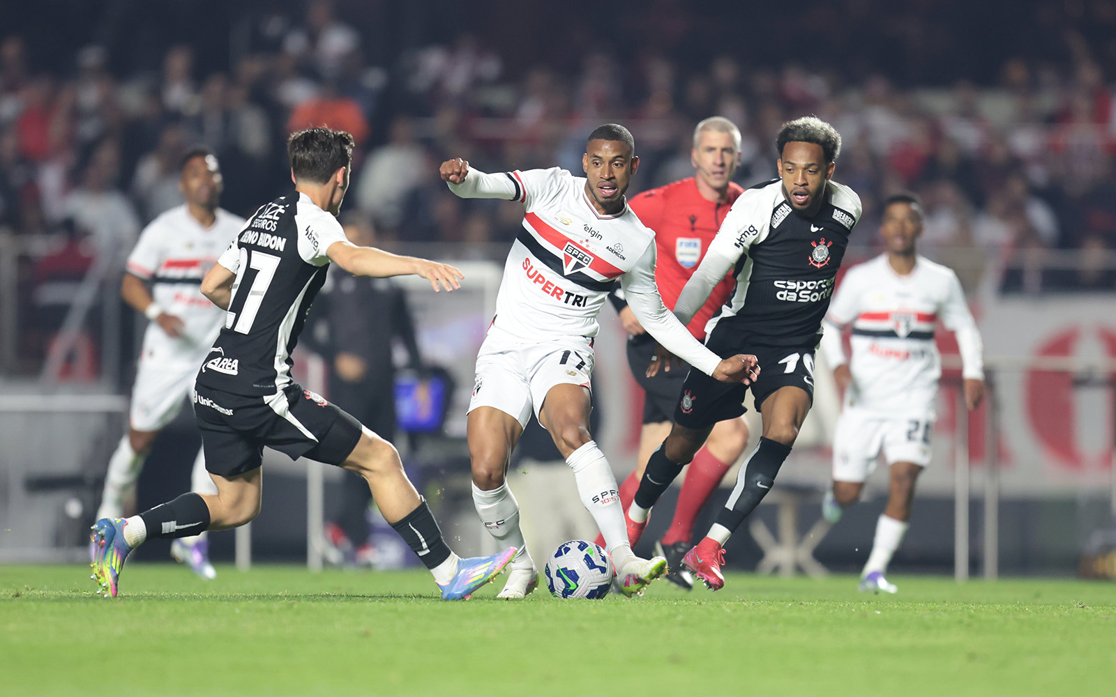POLÊMICA! Árbitro relata expulsão no banco do Corinthians e invasão de campo no Majestoso