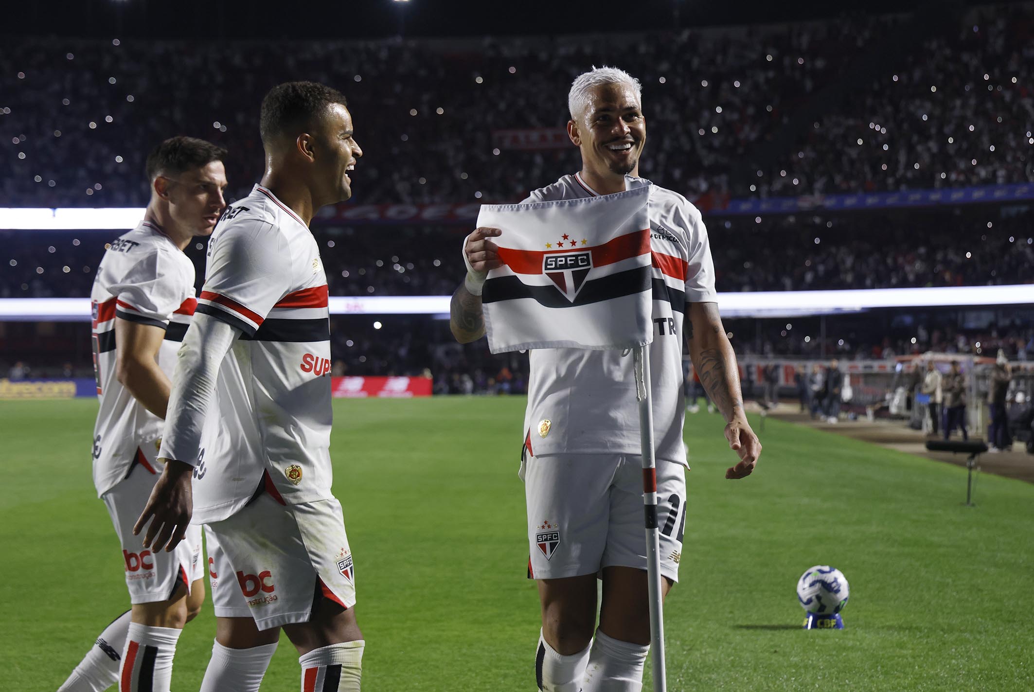 São Paulo avassalador supera Corinthians em clássico decisivo e reafirma força