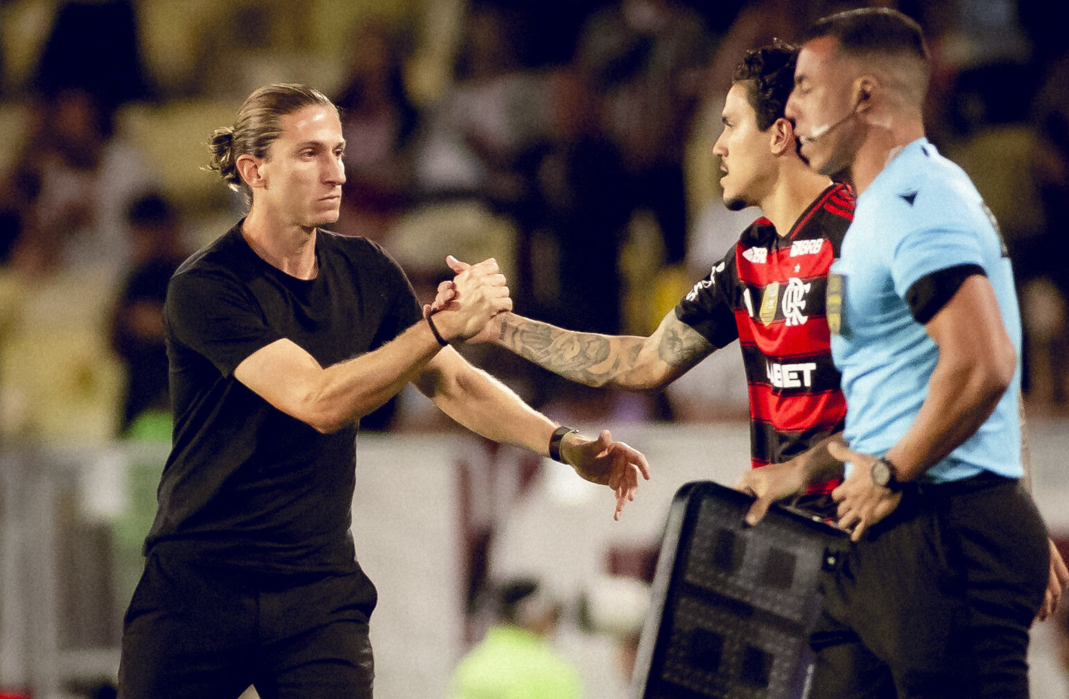 Pedro recebe elogios de Filipe Luís após gol decisivo pelo Flamengo