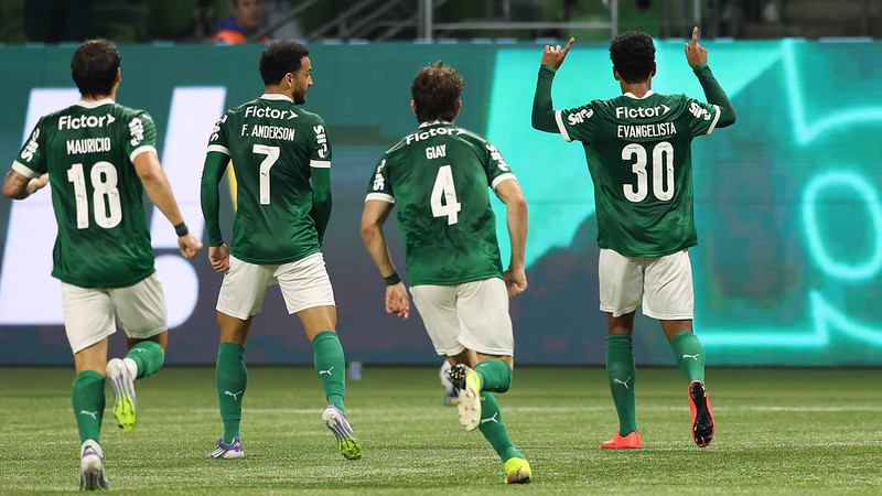 Palmeiras vence Atlético-MG com dois gols de Hulk e retorna ao G4.