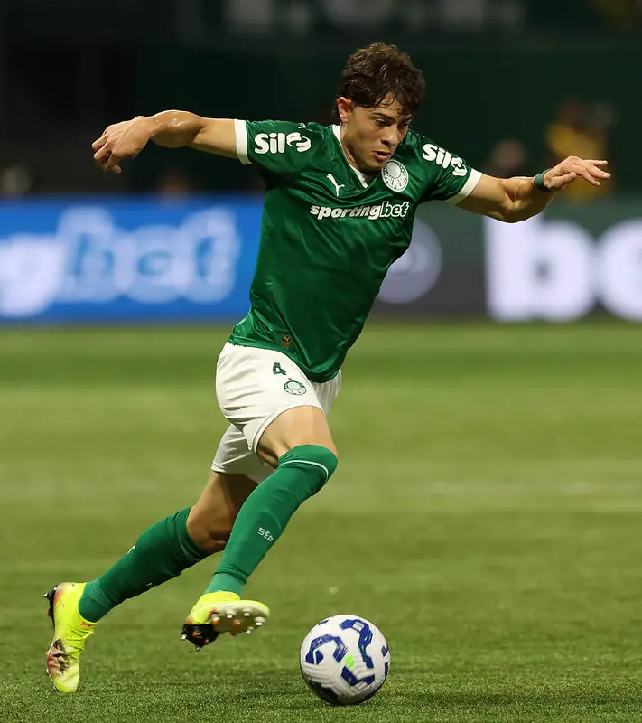 Giay completa 100 jogos pelo Palmeiras: relembre o gol do lateral na Libertadores